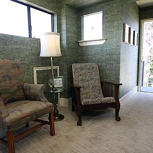 Queen Room Garden View